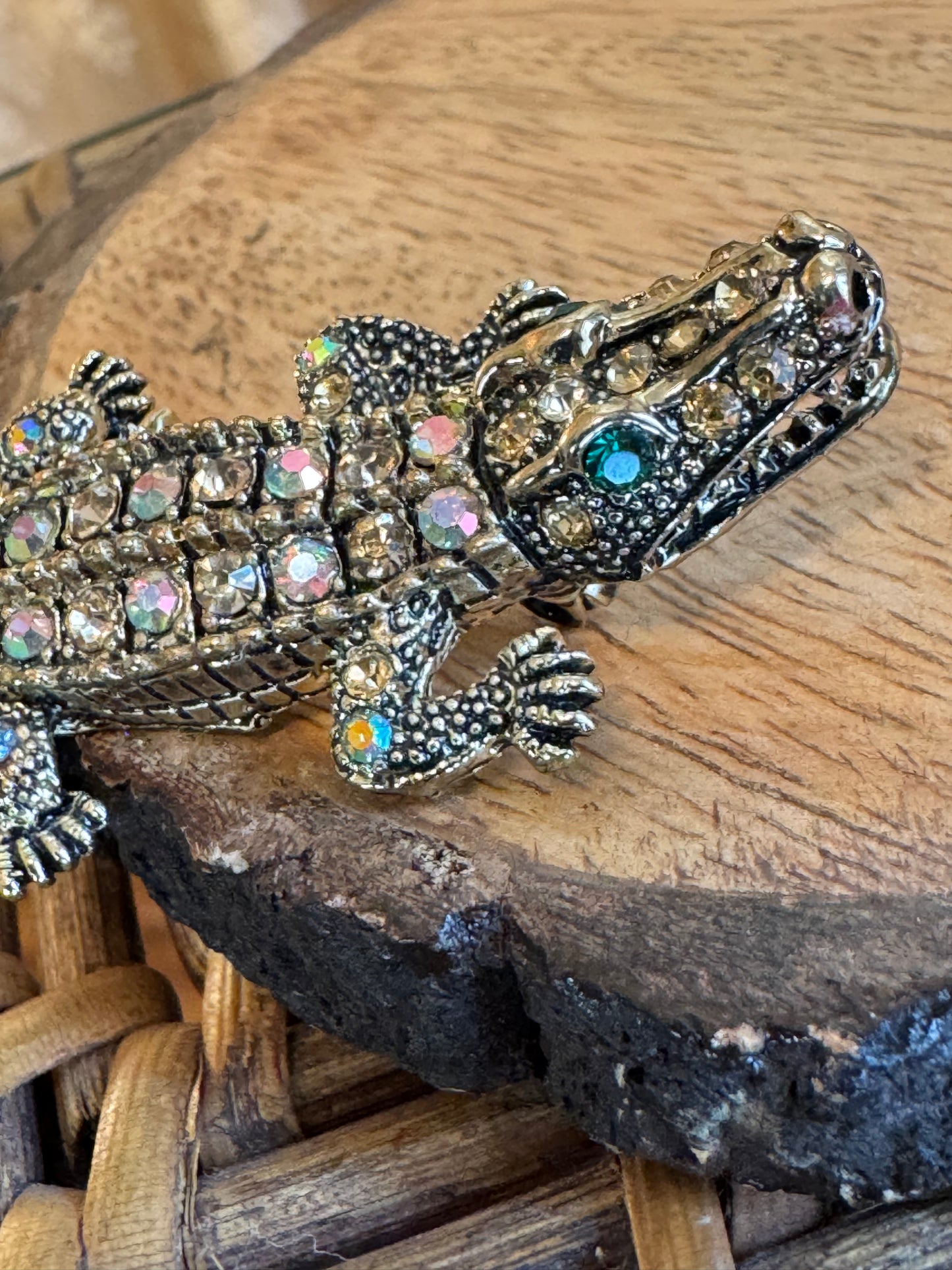 Gilded Aurora Borealis Alligator Brooch – Vintage-Inspired Rhinestone Sparkle
