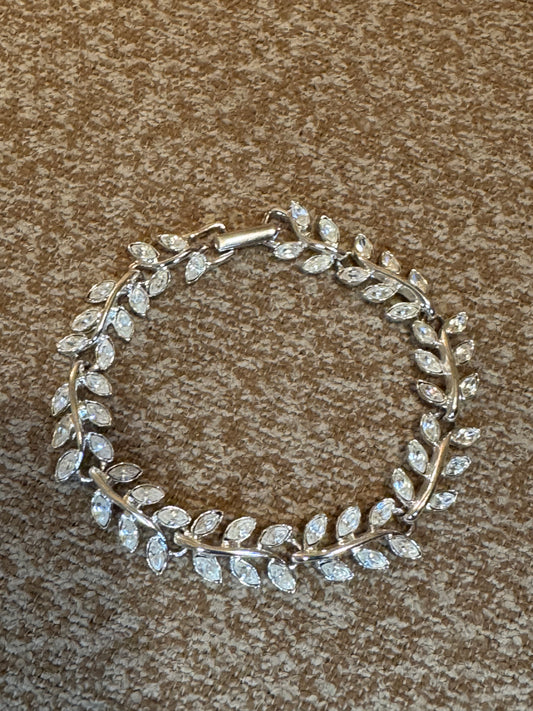 Vintage Monet Laurel Leaf Bracelet – Silver-Tone Crystal Elegance