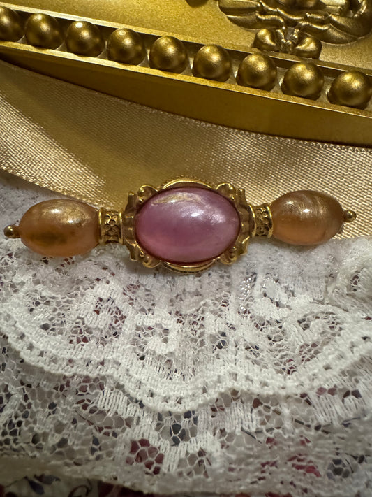 ✨ Vintage 1928-Style Pearlized Pink-Peach Cabochon Bar Pin Brooch ✨ Elegant, timeless, and full of vintage charm.