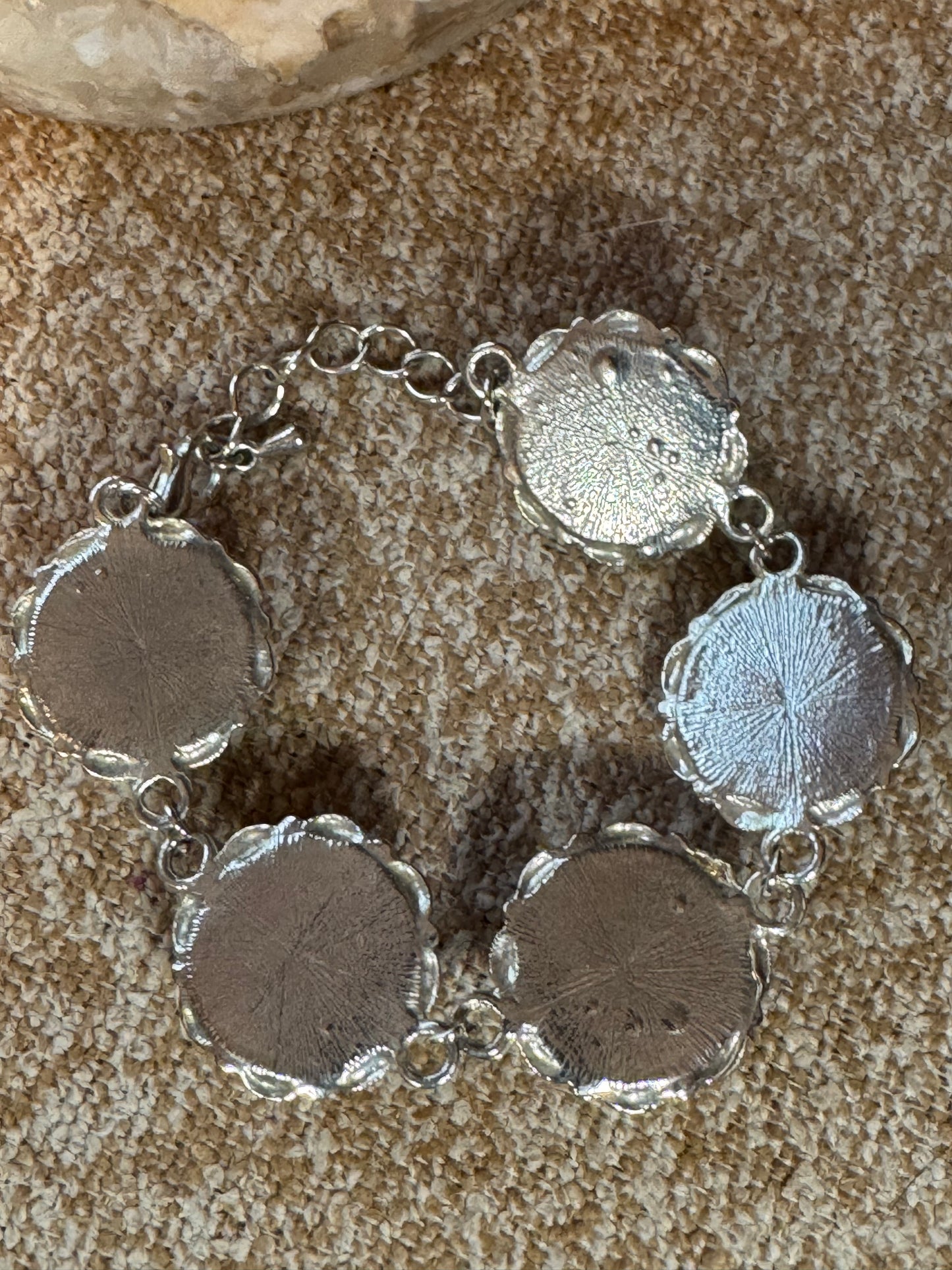 Vintage-Inspired Silver Tone Faux Pearl Link Bracelet – Ivory & Light Grey Floral Bezel Design