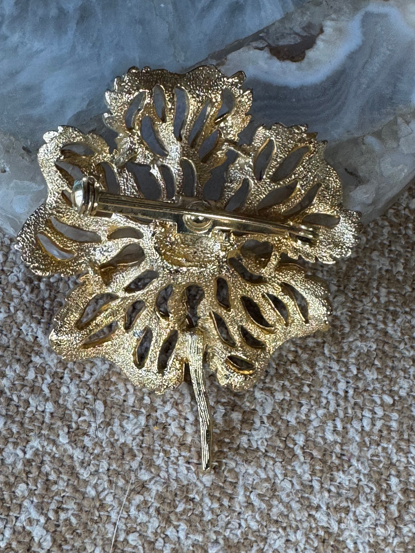Elegant Vintage-Style Gold-Tone Floral Brooch — Intricate Filigree Detail & Timeless Appeal