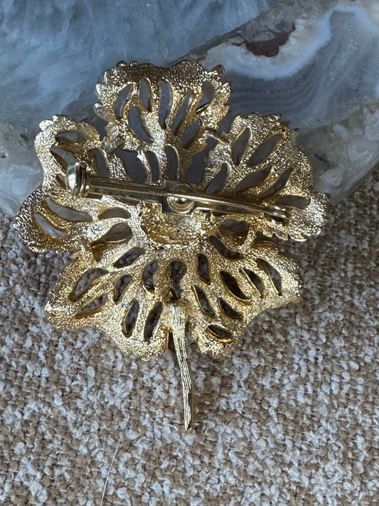 Elegant Vintage-Style Gold-Tone Floral Brooch — Intricate Filigree Detail & Timeless Appeal