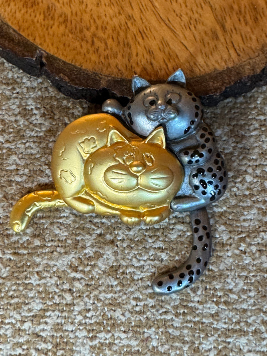 Signed Vintage Danecraft Cuddling Cats Brooch – Two-Tone Articulated Tail Pin