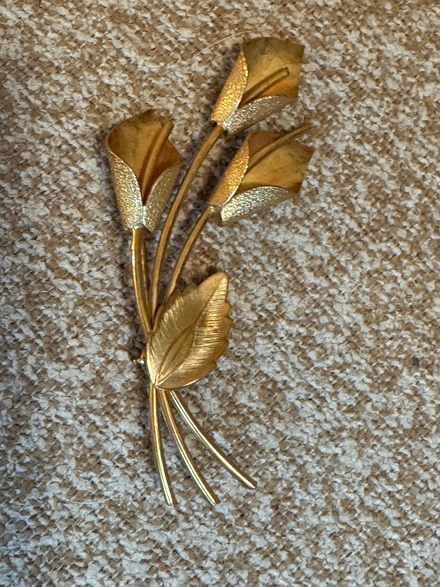 Vintage Gold-Tone Tulip Flower Brooch – Mid-Century Floral Design