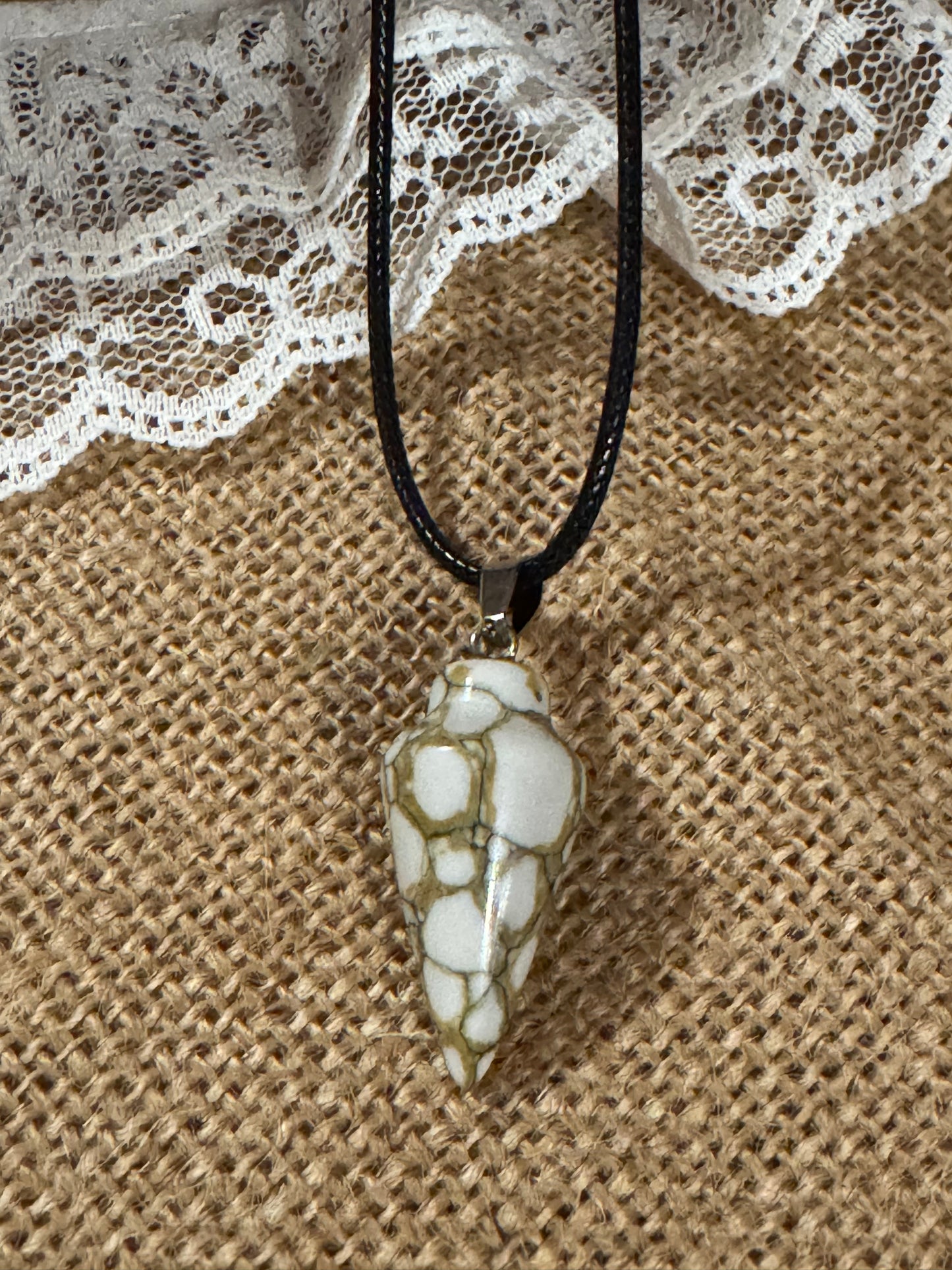 20" White Howlite Stone Point Pendant Necklace