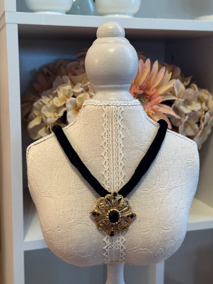 Vintage Avon “Renaissance” Gold-Tone & Black Cabochon Choker (1980s–90s)