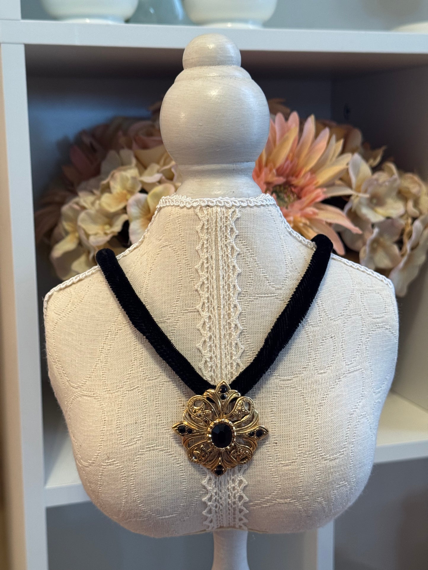 Vintage Avon “Renaissance” Gold-Tone & Black Cabochon Choker (1980s–90s)