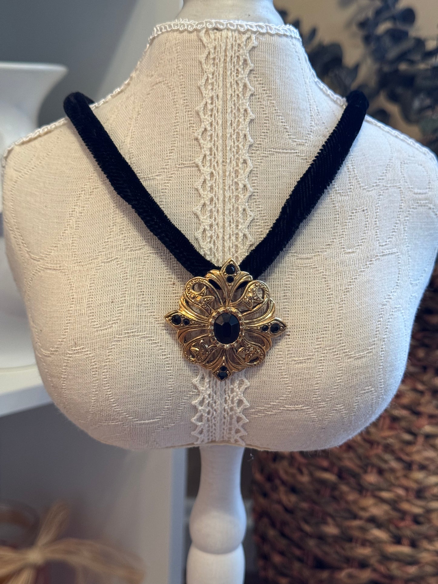 Vintage Avon “Renaissance” Gold-Tone & Black Cabochon Choker (1980s–90s)