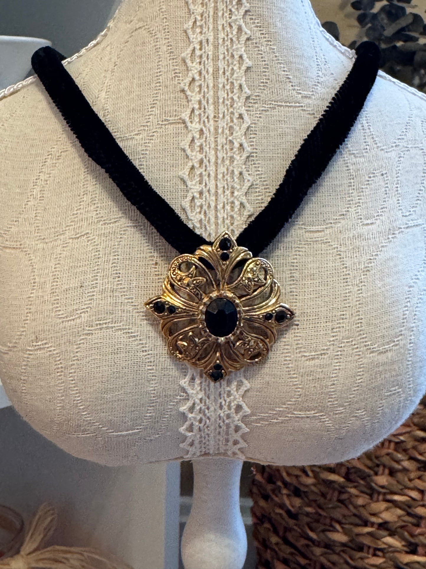 Vintage Avon “Renaissance” Gold-Tone & Black Cabochon Choker (1980s–90s)