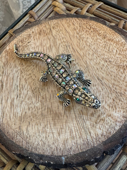 Gilded Aurora Borealis Alligator Brooch – Vintage-Inspired Rhinestone Sparkle