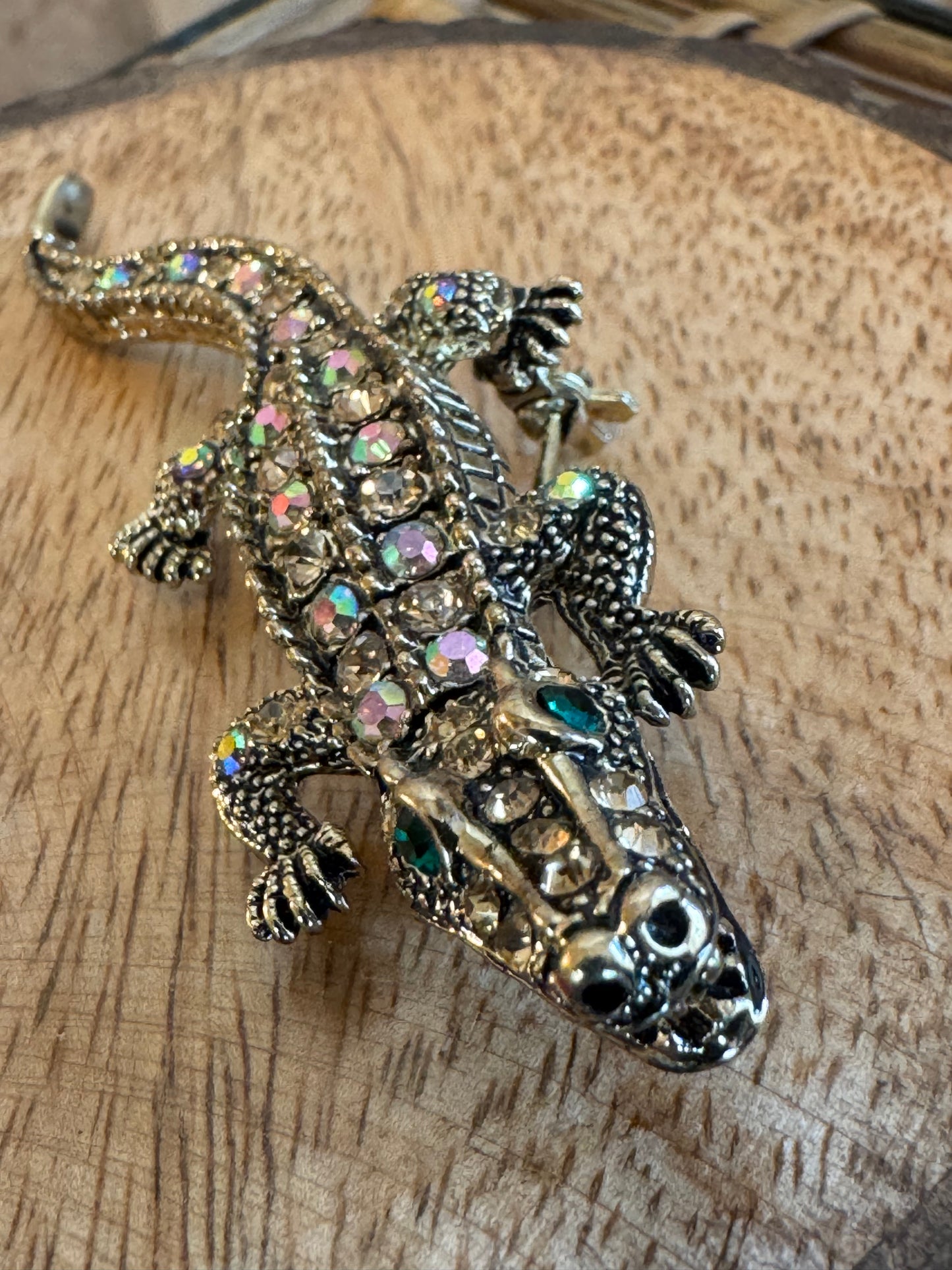 Gilded Aurora Borealis Alligator Brooch – Vintage-Inspired Rhinestone Sparkle