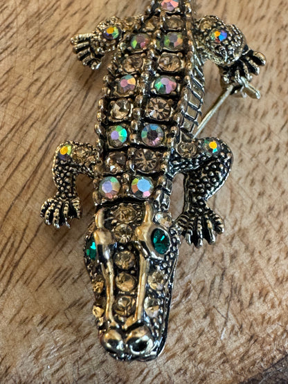 Gilded Aurora Borealis Alligator Brooch – Vintage-Inspired Rhinestone Sparkle