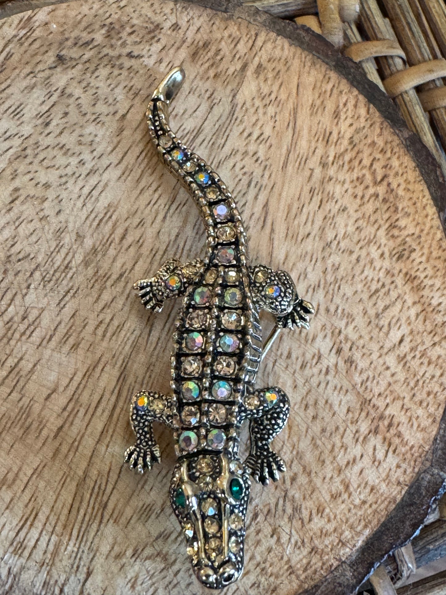 Gilded Aurora Borealis Alligator Brooch – Vintage-Inspired Rhinestone Sparkle