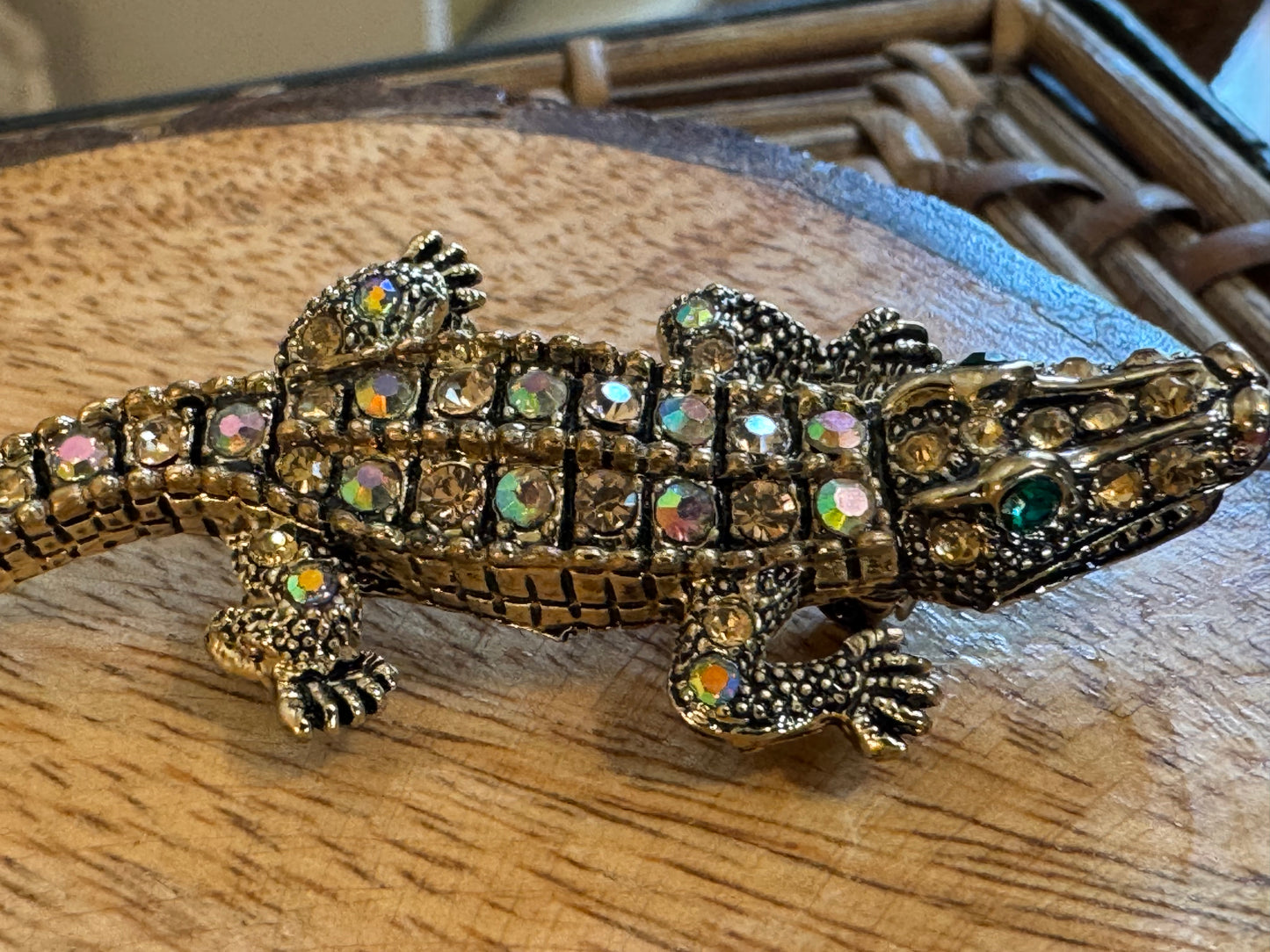 Gilded Aurora Borealis Alligator Brooch – Vintage-Inspired Rhinestone Sparkle