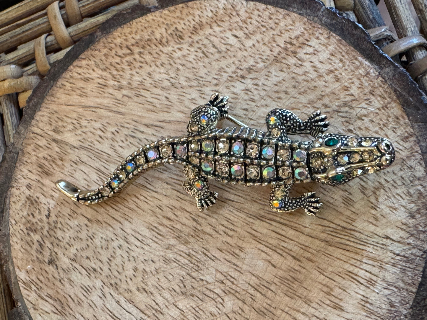 Gilded Aurora Borealis Alligator Brooch – Vintage-Inspired Rhinestone Sparkle