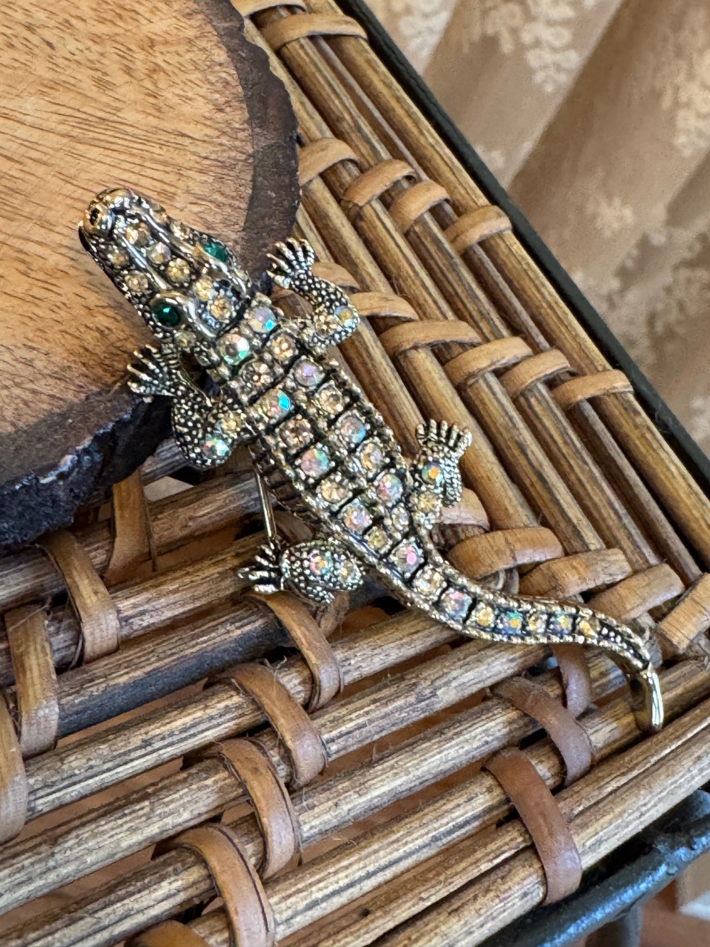 Gilded Aurora Borealis Alligator Brooch – Vintage-Inspired Rhinestone Sparkle