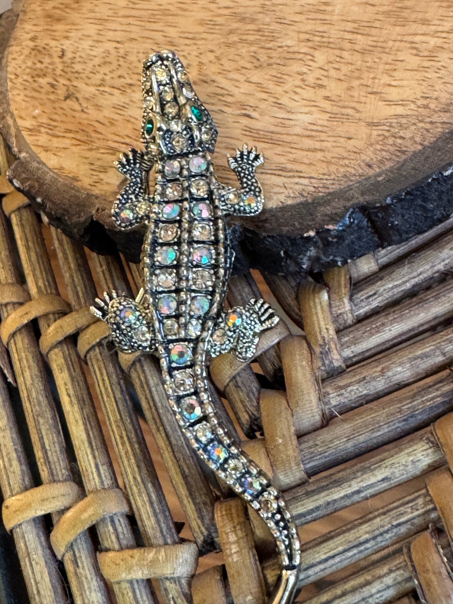 Gilded Aurora Borealis Alligator Brooch – Vintage-Inspired Rhinestone Sparkle