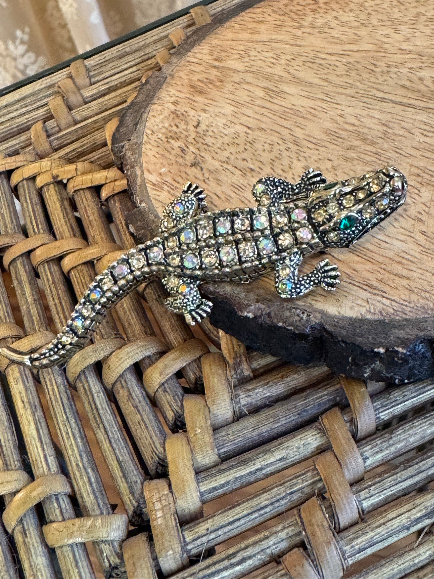 Gilded Aurora Borealis Alligator Brooch – Vintage-Inspired Rhinestone Sparkle