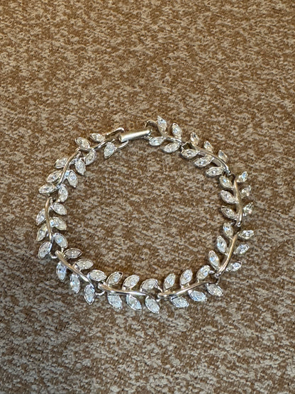 Vintage Monet Laurel Leaf Bracelet – Silver-Tone Crystal Elegance