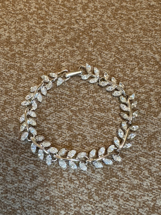 Vintage Monet Laurel Leaf Bracelet – Silver-Tone Crystal Elegance