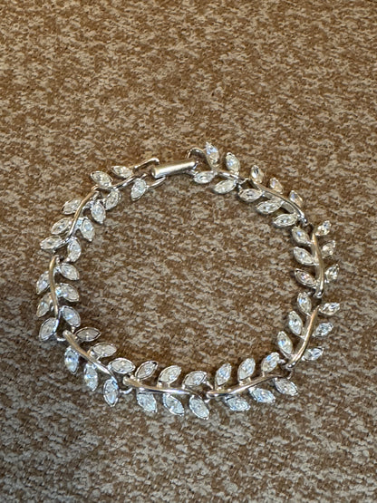 Vintage Monet Laurel Leaf Bracelet – Silver-Tone Crystal Elegance