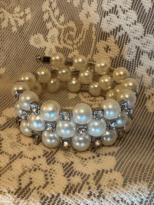 Three-Strand Faux Pearl & Crystal Stretch Bracelet – Vintage Bridal Elegance