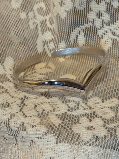 Vintage Avon Silver-Tone Chevron V Cuff Bracelet – Minimalist Wishbone Design
