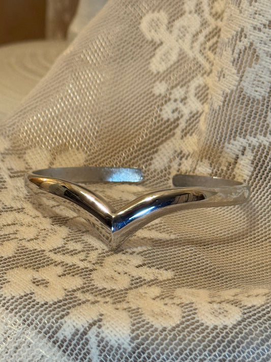 Vintage Avon Silver-Tone Chevron V Cuff Bracelet – Minimalist Wishbone Design