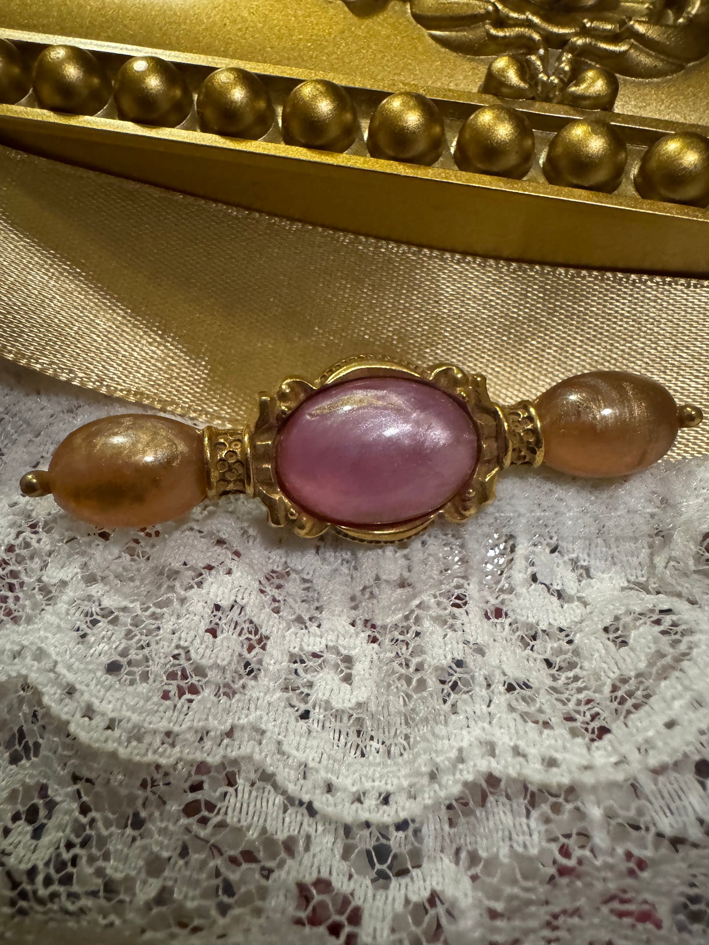 ✨ Vintage 1928-Style Pearlized Pink-Peach Cabochon Bar Pin Brooch ✨ Elegant, timeless, and full of vintage charm.
