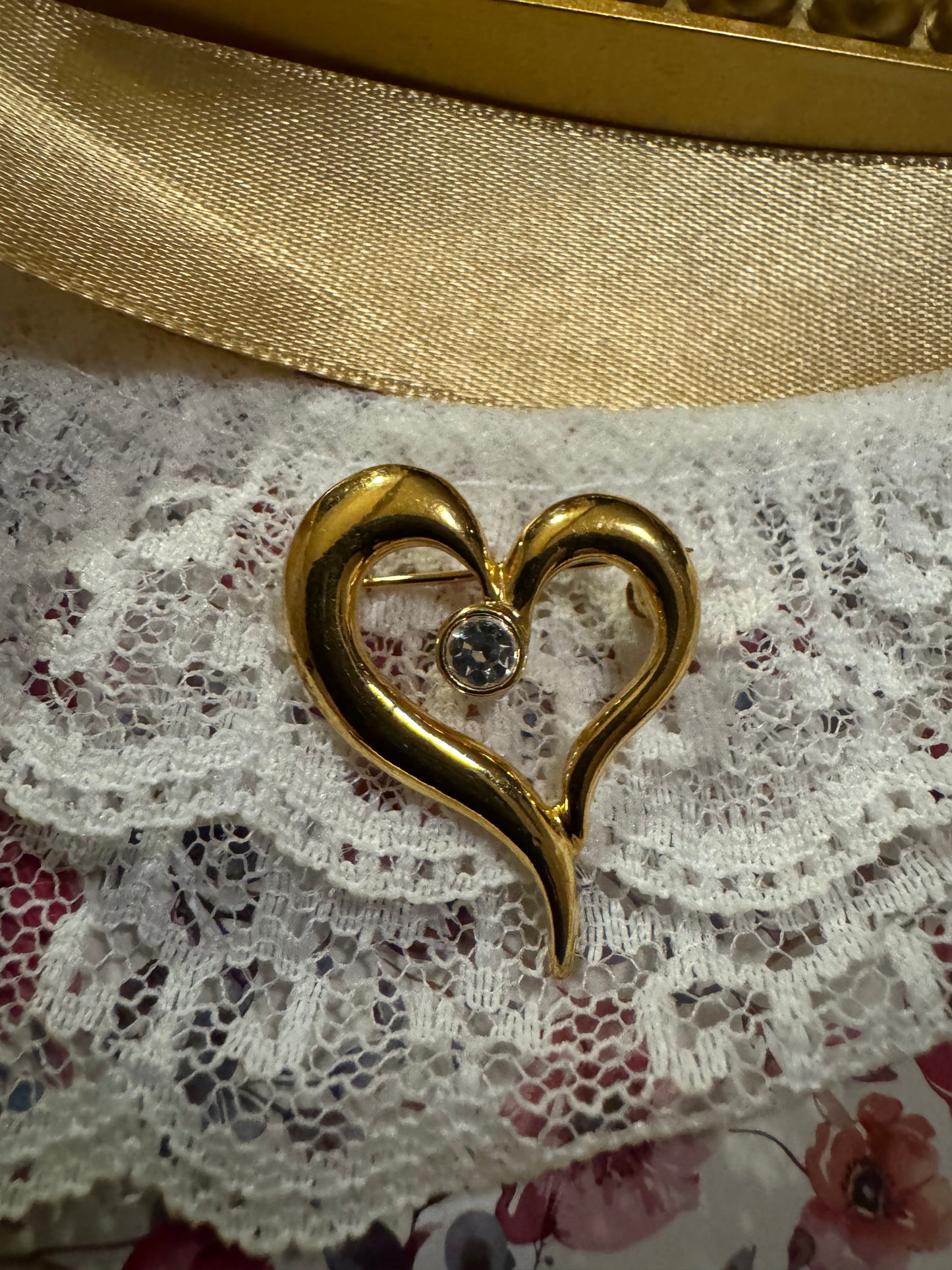 ✨ Vintage Gold-Tone Heart Brooch with Crystal Accent – Signed Avon ✨