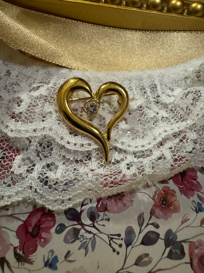 ✨ Vintage Gold-Tone Heart Brooch with Crystal Accent – Signed Avon ✨