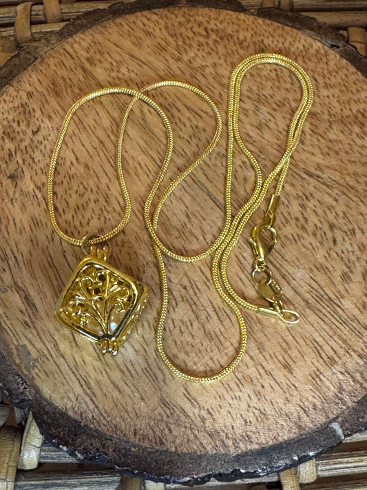 Vintage-inspired square locket necklace 18K GP