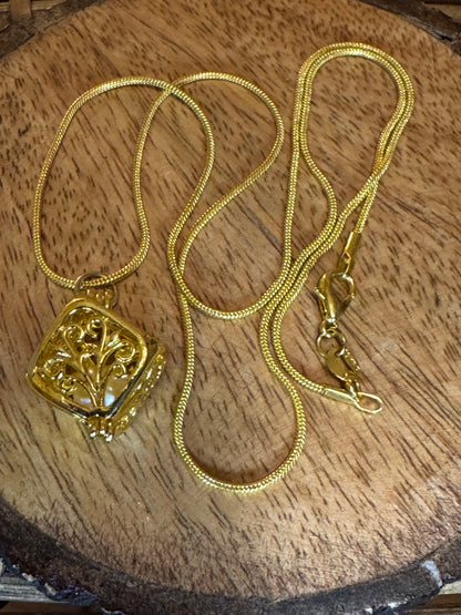Vintage-inspired square locket necklace 18K GP