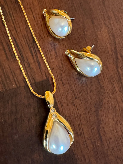 Vintage 1995 Avon Golden Pearlesque Necklace & Earring Set