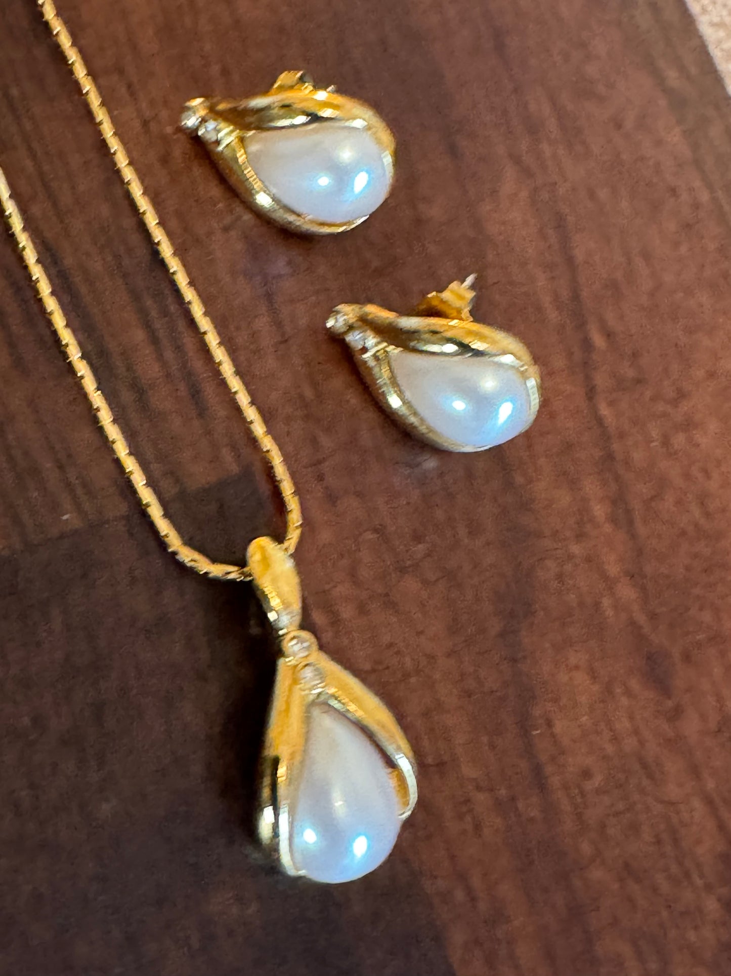 Vintage 1995 Avon Golden Pearlesque Necklace & Earring Set