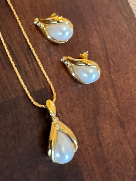 Vintage 1995 Avon Golden Pearlesque Necklace & Earring Set