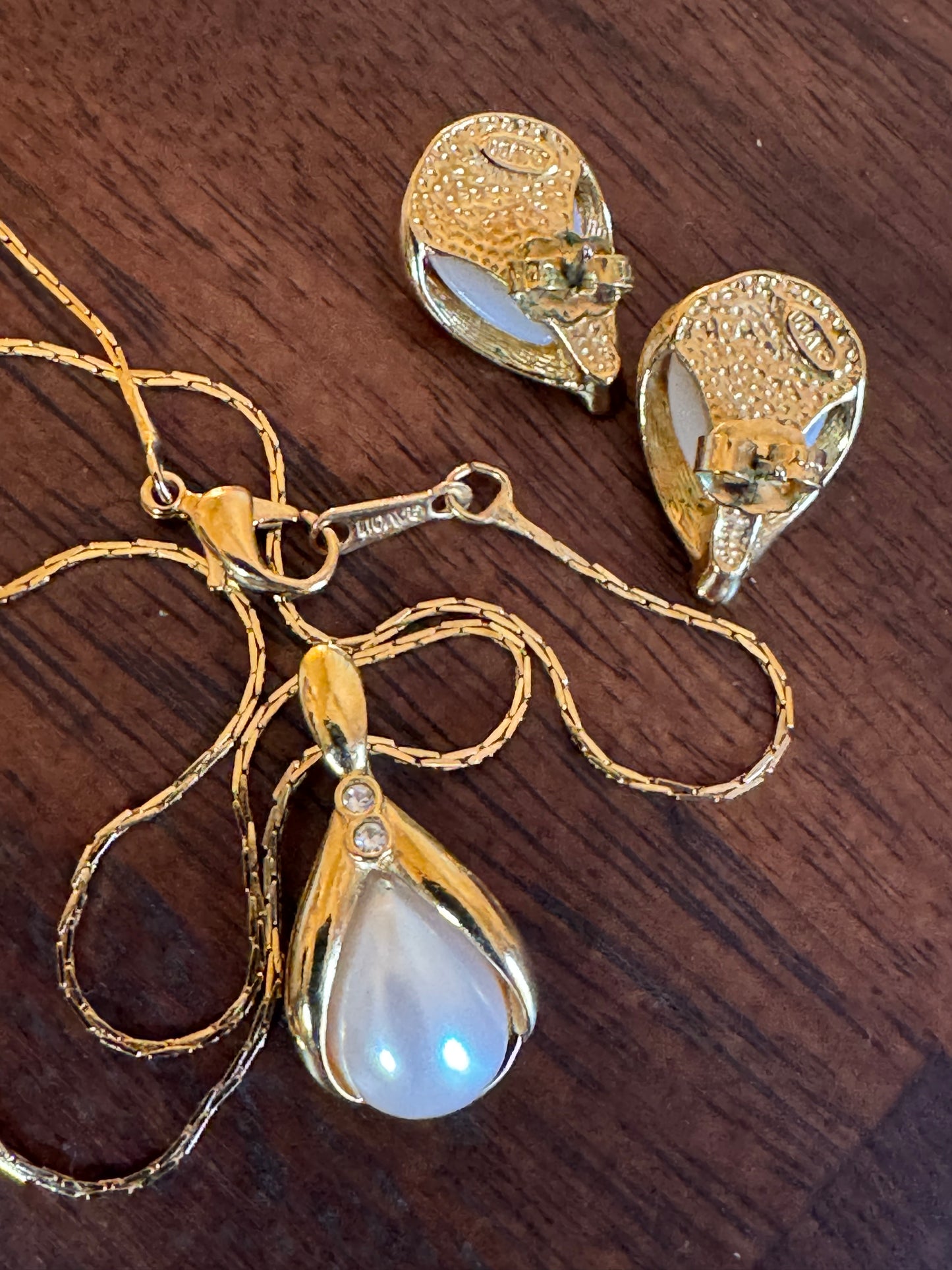 Vintage 1995 Avon Golden Pearlesque Necklace & Earring Set