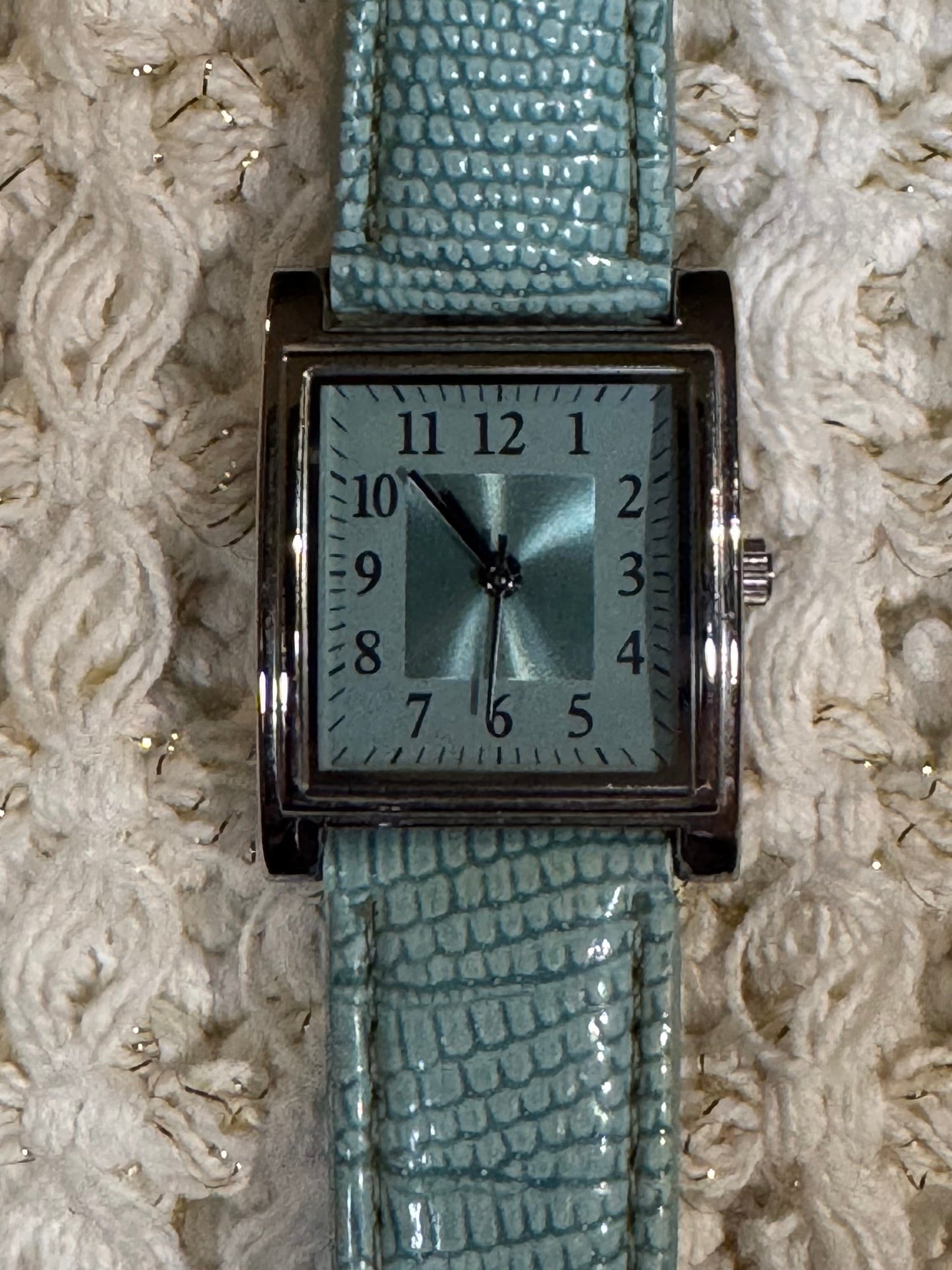 Vintage-Style Square Face Watch – Light Blue Faux-Lizard Strap