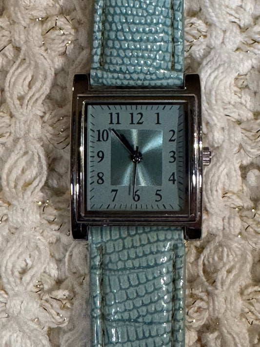 Vintage-Style Square Face Watch – Light Blue Faux-Lizard Strap