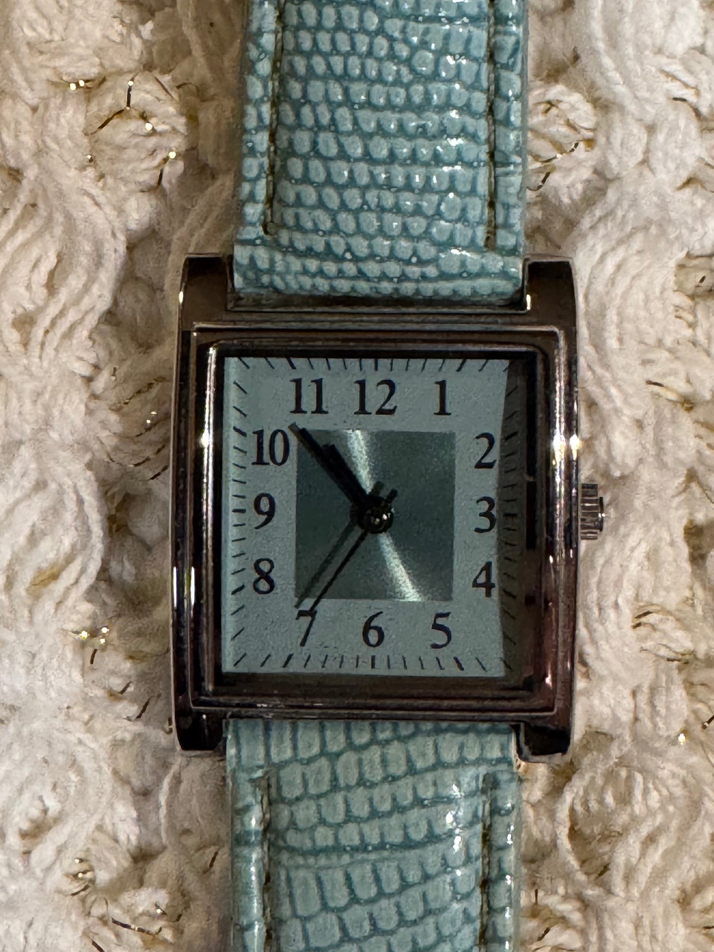 Vintage-Style Square Face Watch – Light Blue Faux-Lizard Strap