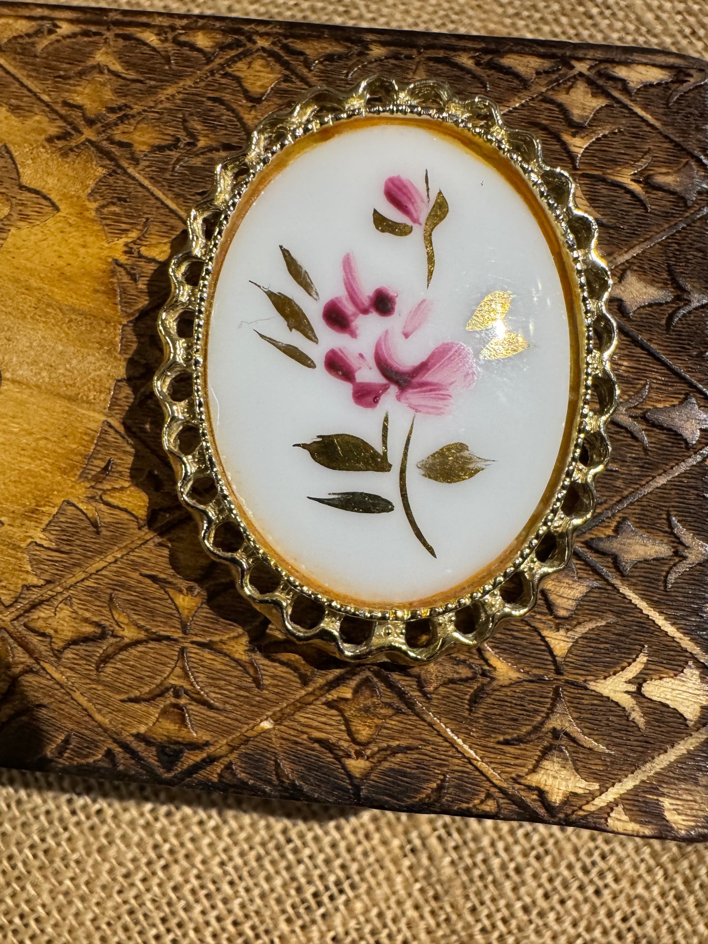 Vintage Estate Gold-Tone Hand-Painted Sweet Pea Flower Porcelain Milk Glass Pendant Brooch
