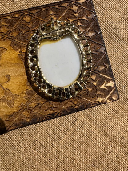 Vintage Estate Gold-Tone Hand-Painted Sweet Pea Flower Porcelain Milk Glass Pendant Brooch