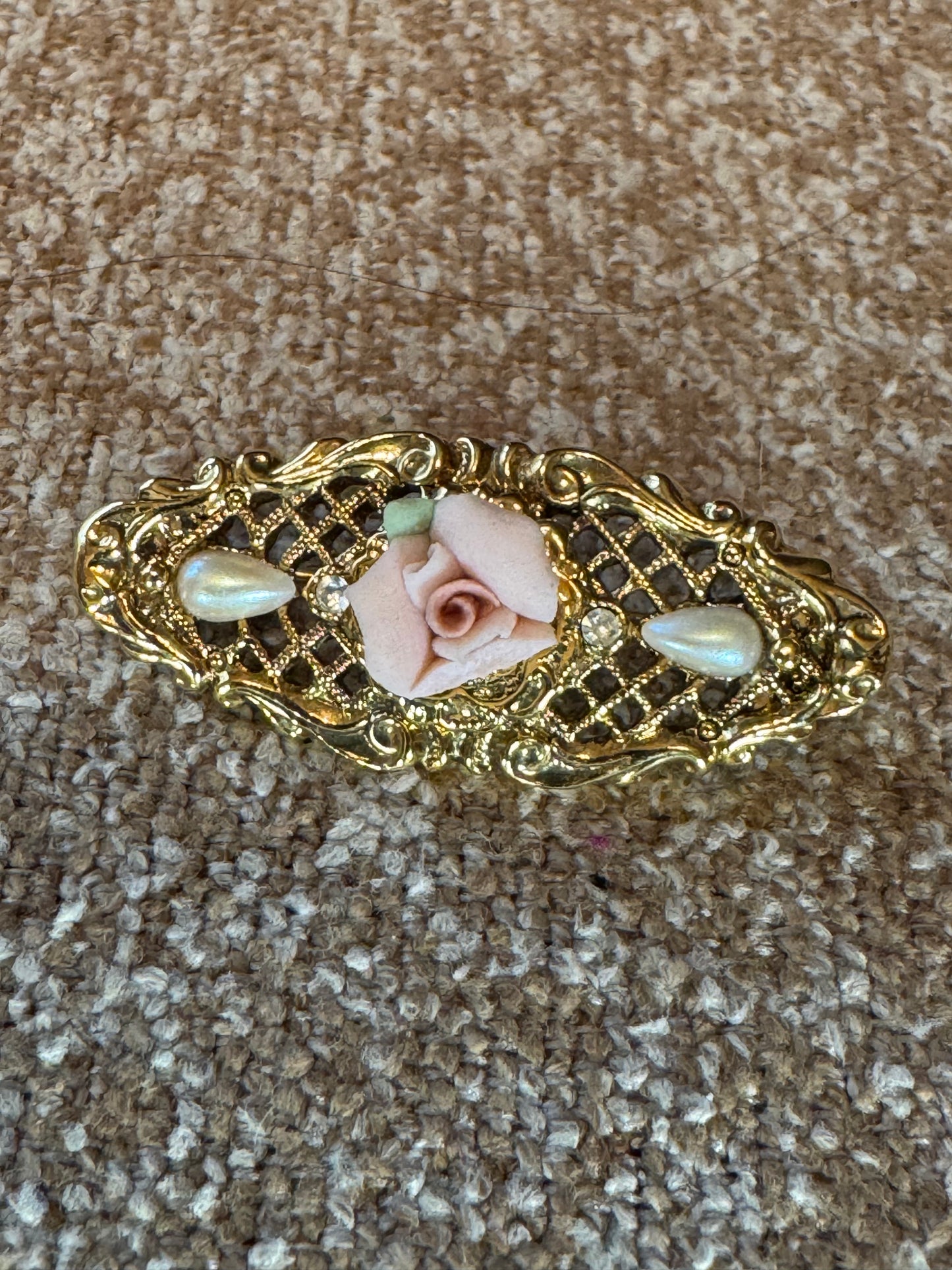 Victorian Revival Gold Filigree Rose Brooch – Pink Porcelain & Pearls (1928 Style)