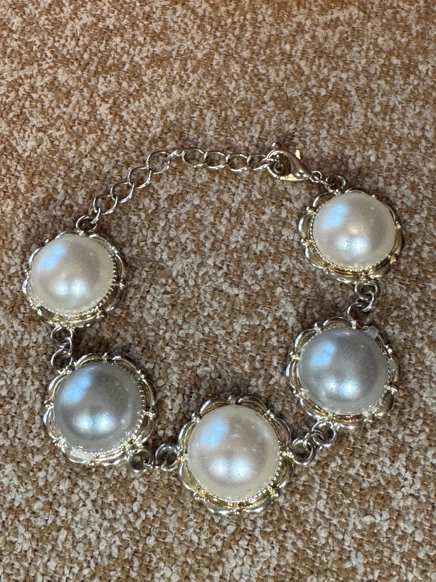 Vintage-Inspired Silver Tone Faux Pearl Link Bracelet – Ivory & Light Grey Floral Bezel Design