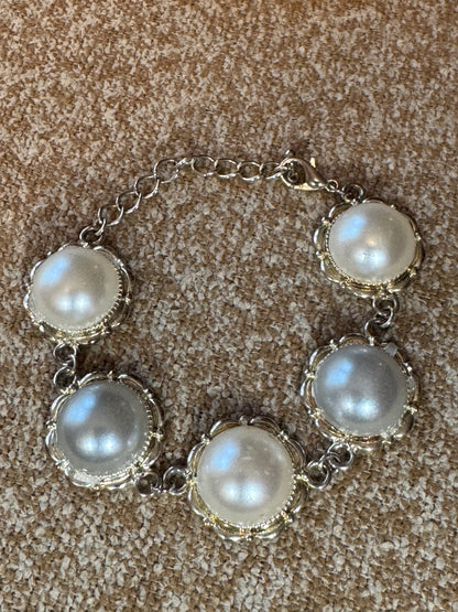 Vintage-Inspired Silver Tone Faux Pearl Link Bracelet – Ivory & Light Grey Floral Bezel Design
