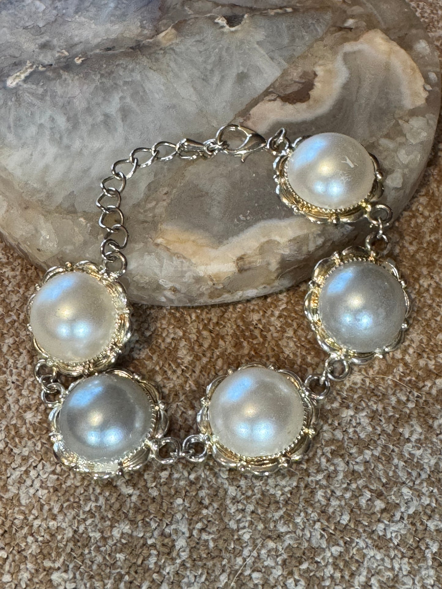 Vintage-Inspired Silver Tone Faux Pearl Link Bracelet – Ivory & Light Grey Floral Bezel Design