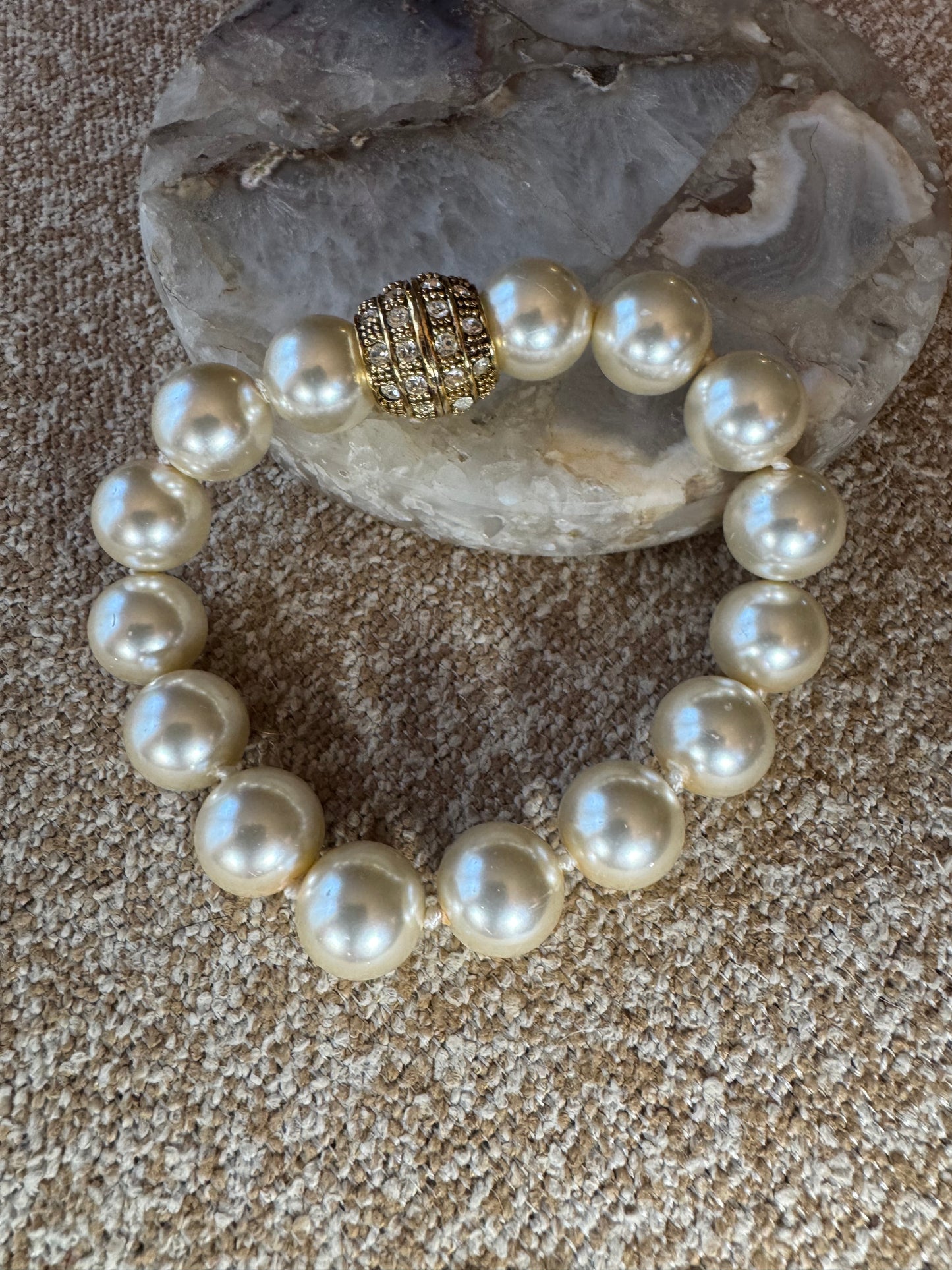 Vintage-Inspired Faux Pearl Stretch Bracelet with Gold Rhinestone Accent Bead