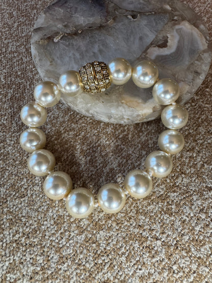 Vintage-Inspired Faux Pearl Stretch Bracelet with Gold Rhinestone Accent Bead