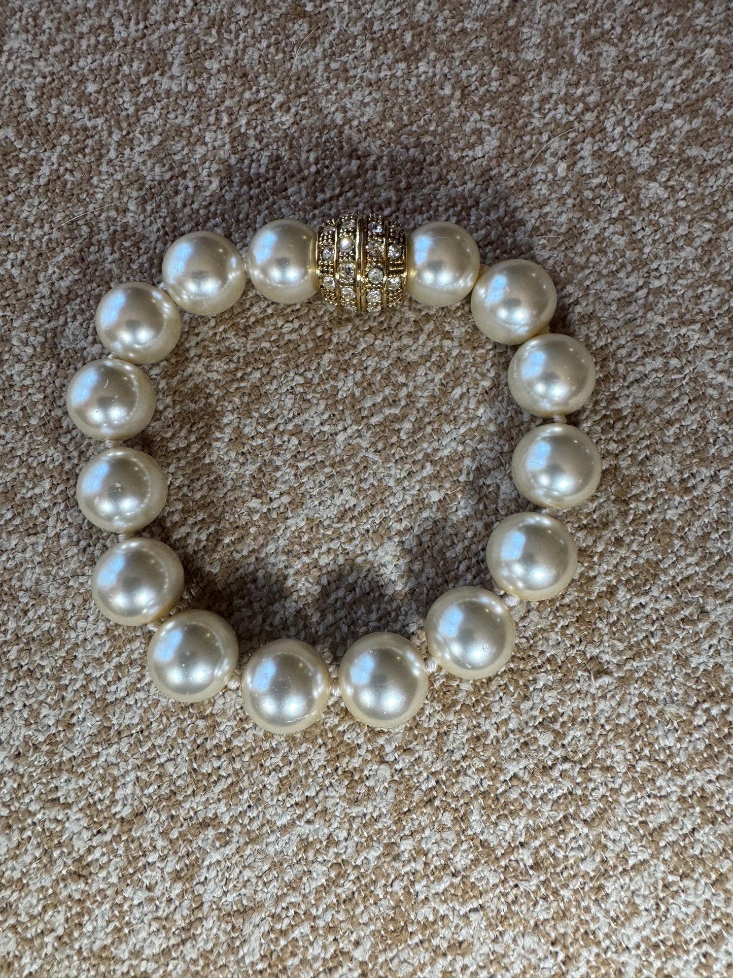 Vintage-Inspired Faux Pearl Stretch Bracelet with Gold Rhinestone Accent Bead