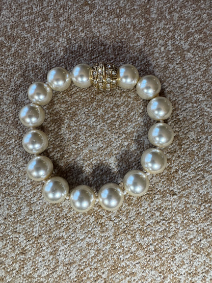 Vintage-Inspired Faux Pearl Stretch Bracelet with Gold Rhinestone Accent Bead